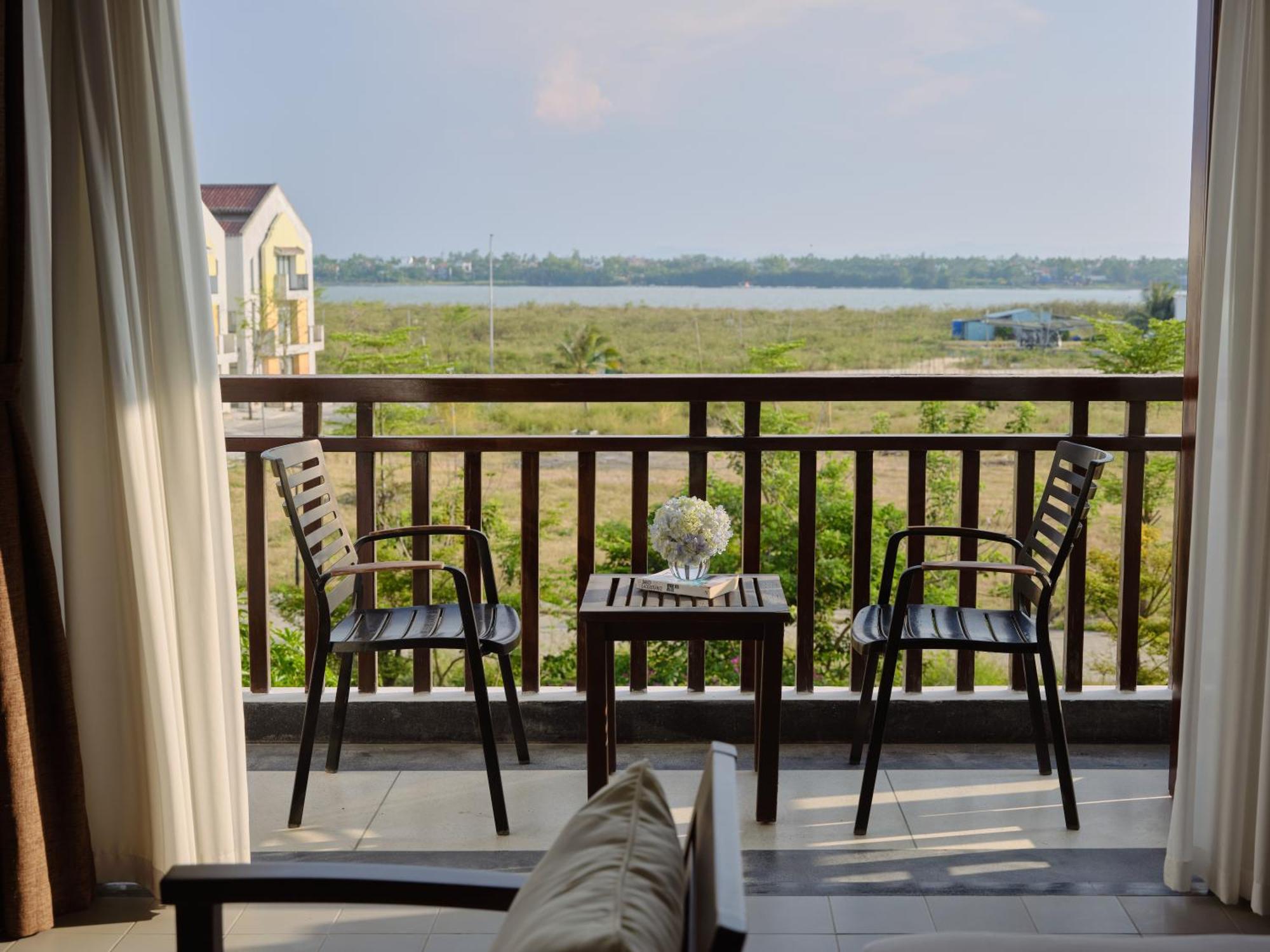 Deluxe Tweepersoonskamer met 1 of 2 Bedden, Balkon en Uitzicht op de Rivier