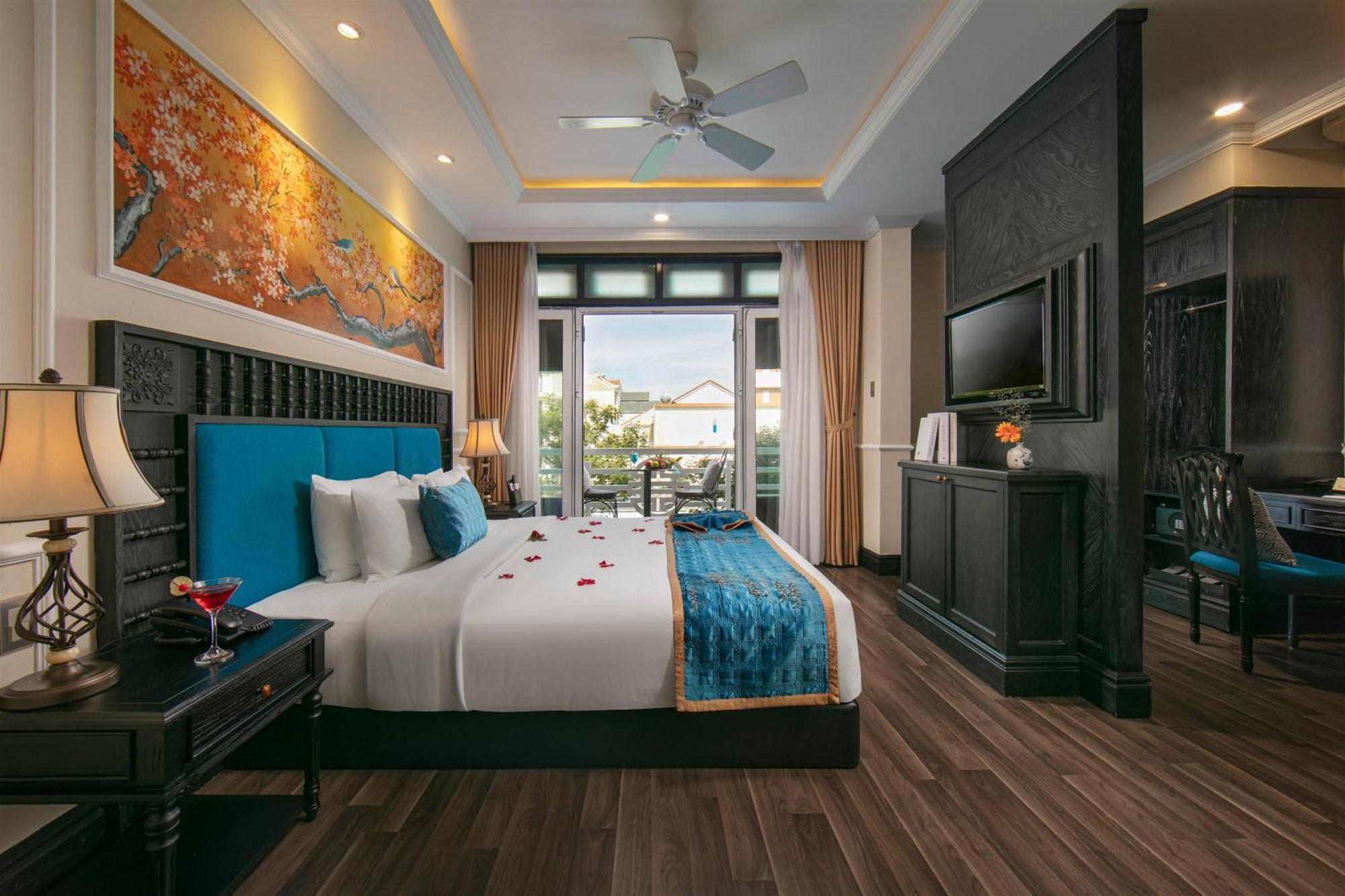 Suite Double/Twin With Balcony and Pool View